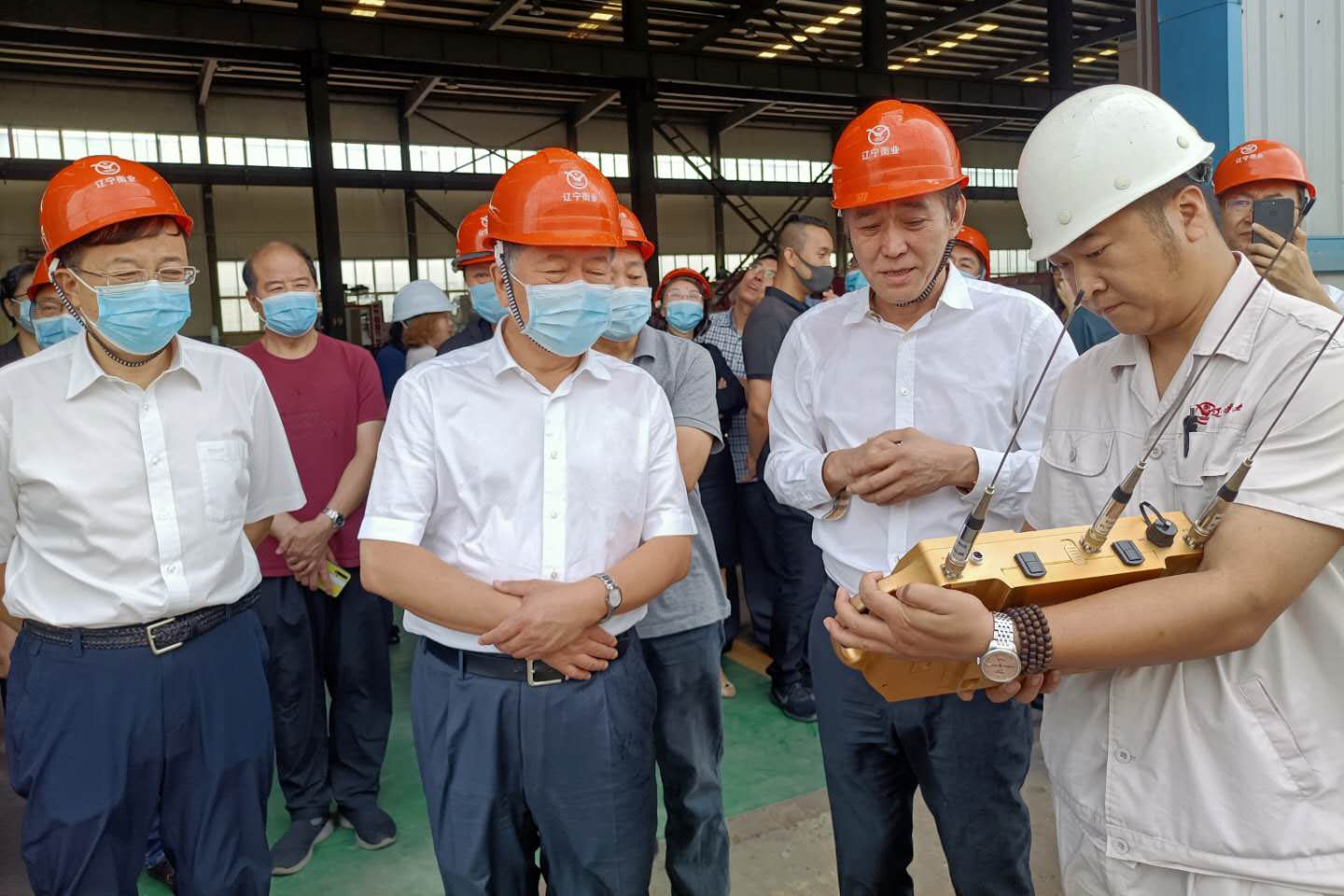 鞍山市人大常委會(huì )到衡業(yè)專(zhuān)用汽車(chē)公司視察工作